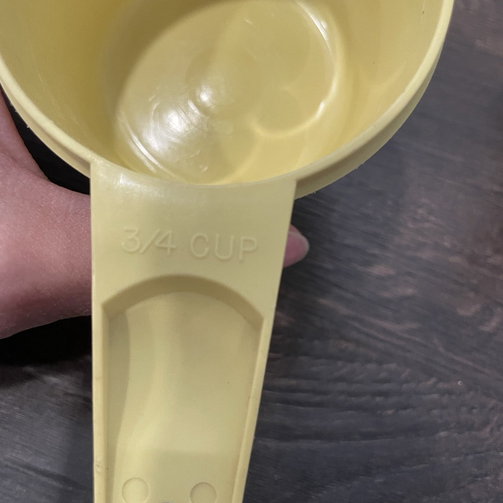 Vintage Tupperware Set of 5 Yellow Measuring Cups - Picture 5 of 8